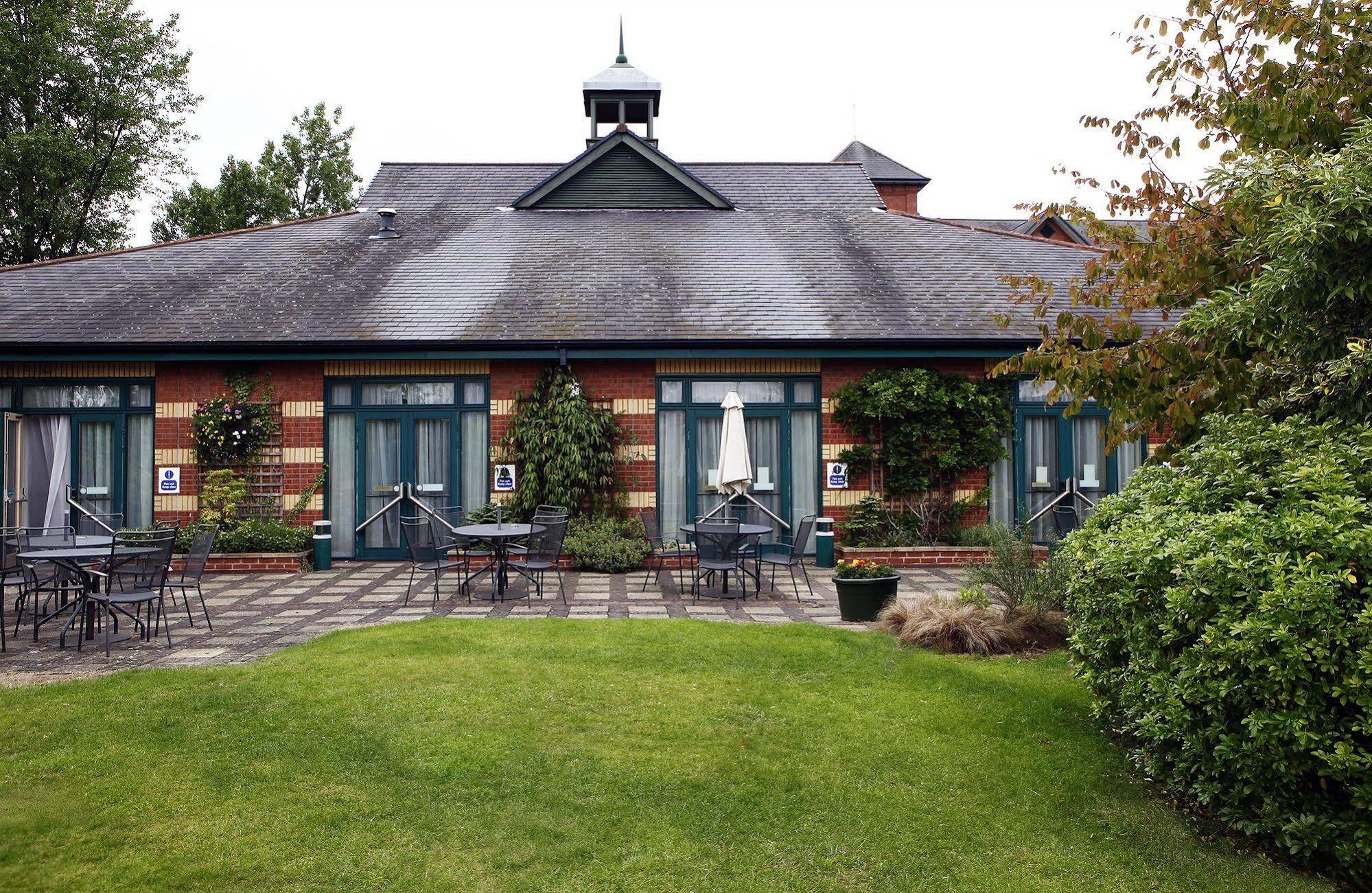 Mercure Wigan Oak Hotel Extérieur photo